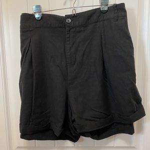 Torrid linen blend cuffed shorts. Size 26. Black. Zippered with button closure